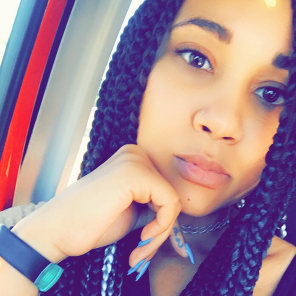 Meet your Posher, Charis